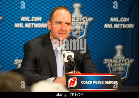 21 Mai 2012 : New Jersey Devils Head coach Peter DeBoer durant la conférence de presse après match 4 de la finale de conférence de l'Est entre les Rangers de New York et les Devils du New Jersey au Prudential Center de Newark, New Jersey. Les Diables défait les Rangers 4-1. Banque D'Images