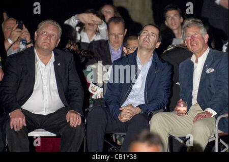 21 mai 2012 - Toronto, Ontario, Canada - Le maire de Toronto, ROB FORD, le premier ministre ontarien Dalton MCGUINTY ET LE PRINCE CHARLES sont à regarder les feux d'artifice de la fête de Victoria à Toronto. (Crédit Image : © Vidyashev ZUMAPRESS.com)/Igor Banque D'Images