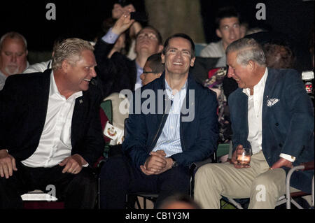 21 mai 2012 - Toronto, Ontario, Canada - Le maire de Toronto, ROB FORD, le premier ministre ontarien Dalton MCGUINTY ET LE PRINCE CHARLES sont à regarder les feux d'artifice de la fête de Victoria à Toronto. (Crédit Image : © Vidyashev ZUMAPRESS.com)/Igor Banque D'Images