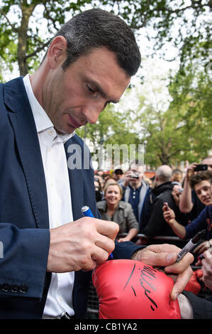 Londres, Royaume-Uni. Vitali Klitschko ( l'actuel champion poids lourds WBC KLITSCHKO) ont assisté à la première à l'Empire britannique Leicester Square, le 21 mai 2012. Les personnes sur la photo : Vitali Klitschko. Photo par Julie Edwards Banque D'Images