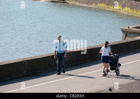 Swansea - UK - 22 mai 2012 - Les gens marcher dans la chaleur du soleil à près de Mumbles Swansea aujourd'hui. Banque D'Images