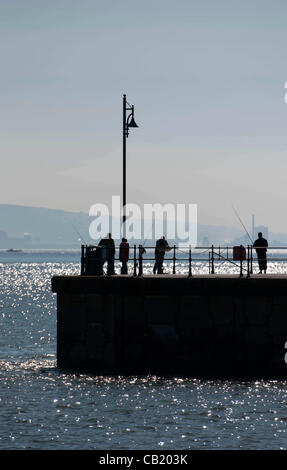 Swansea - UK - 22 mai 2012 - chaud soleil mai dans le petit village de pêcheurs de Mumbles près de Swansea, Pays de Galles du Sud. Banque D'Images