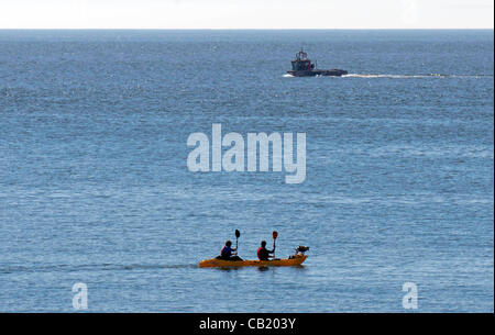 Swansea - UK - 22 mai 2012 - Les kayakistes en tenant leur chien pour une pagaie à Langland Bay près de Swansea aujourd'hui à la chaleur du soleil. Banque D'Images