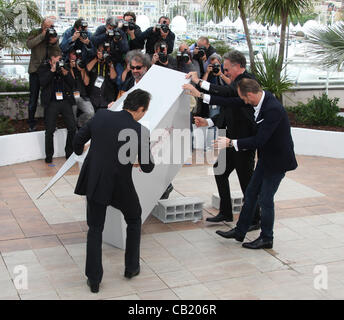 ALBERT DUPONTEL Gustave Kervern BENOIT DELEPINE & BENOIT POELVOORDE LE GRAND SOIR ( LE GRAND SOIR ) PHOTOCALL CANNES FILM FES Banque D'Images