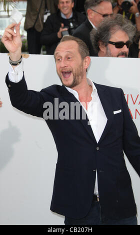 BENOIT POELVOORDE LE GRAND SOIR ( LE GRAND SOIR ) PHOTOCALL CANNES FILM FESTIVAL 2012 PALAIS DES FESTIVAL CANNES FRANCE 22 Ma Banque D'Images