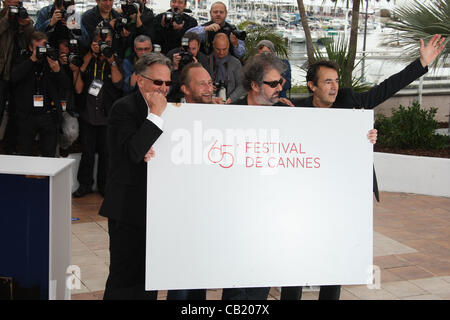 BENOIT DELEPINE BENOIT POELVOORDE Gustave Kervern & ALBERT DUPONTE LE GRAND SOIR ( LE GRAND SOIR ) PHOTOCALL CANNES FILM FEST Banque D'Images