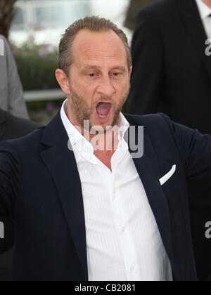 BENOIT POELVOORDE LE GRAND SOIR ( LE GRAND SOIR ) PHOTOCALL CANNES FILM FESTIVAL 2012 PALAIS DES FESTIVAL CANNES FRANCE 22 Ma Banque D'Images