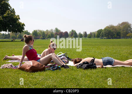 Le mardi 22 mai 2012. Groupe de filles bénéficiant d'ensoleillement Clapham, Londres, Royaume-Uni. Banque D'Images