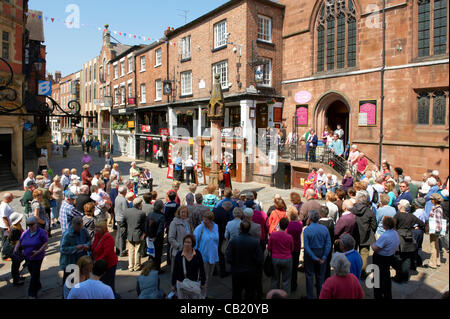 Chester, Royaume-Uni. 22 mai, 2012. La foule se rassembler autour d'elle le crieur à midi à Chester au milieu d'un soleil brillant. Banque D'Images