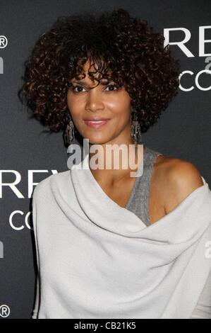 22 mai 2012 - New York, New York, États-Unis - Halle Berry favorise la crème fouettée rétractable Twistup Make-up at Gramercy Park Hotel à New York le 22 mai 2012.(Image Crédit : Â© Sharon Neetles/Globe Photos/ZUMAPRESS.com) Banque D'Images