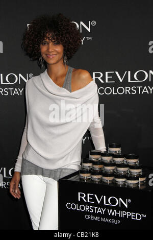 22 mai 2012 - New York, New York, États-Unis - Halle Berry favorise la crème fouettée rétractable Twistup Make-up at Gramercy Park Hotel à New York le 22 mai 2012.(Image Crédit : Â© Sharon Neetles/Globe Photos/ZUMAPRESS.com) Banque D'Images