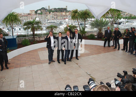 22 mai 2012 - Cannes, France - CANNES, FRANCE - 22 MAI : (L-R) Directeur Gustave de Kervern, l'acteur Albert Dupontel, Benoit Poelvoorde acteur et réalisateur Benoit Delepine présentent au 'Le Grand Soir' Photocall au cours de la 65e édition du Festival de Cannes au Palais des Festivals le 22 mai 2012 à Cannes, Banque D'Images