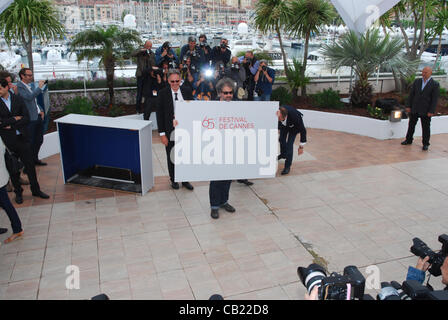 22 mai 2012 - Cannes, France - CANNES, FRANCE - 22 MAI : (L-R) Directeur Gustave de Kervern, l'acteur Albert Dupontel, Benoit Poelvoorde acteur et réalisateur Benoit Delepine présentent au 'Le Grand Soir' Photocall au cours de la 65e édition du Festival de Cannes au Palais des Festivals le 22 mai 2012 à Cannes, Banque D'Images