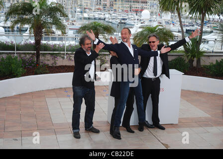 22 mai 2012 - Cannes, France - CANNES, FRANCE - 22 MAI : (L-R) Directeur Gustave de Kervern, l'acteur Albert Dupontel, Benoit Poelvoorde acteur et réalisateur Benoit Delepine présentent au 'Le Grand Soir' Photocall au cours de la 65e édition du Festival de Cannes au Palais des Festivals le 22 mai 2012 à Cannes, Banque D'Images