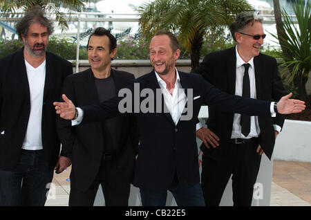 22 mai 2012 - Cannes, France - CANNES, FRANCE - 22 MAI : (L-R) Directeur Gustave de Kervern, l'acteur Albert Dupontel, Benoit Poelvoorde acteur et réalisateur Benoit Delepine présentent au 'Le Grand Soir' Photocall au cours de la 65e édition du Festival de Cannes au Palais des Festivals le 22 mai 2012 à Cannes, Banque D'Images