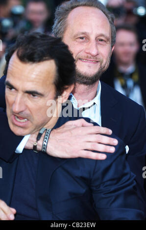 22 mai 2012 - Cannes, France - CANNES, FRANCE - 22 MAI : actorCANNES, FRANCE - Le 22 mai : (L-R) Directeur Gustave de Kervern, l'acteur Albert Dupontel, Benoit Poelvoorde acteur et réalisateur Benoit Delepine (crédit Image : ©/ZUMAPRESS.com) Injimbert Frederick Banque D'Images