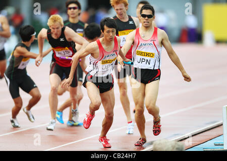 (L à R) Kei Takase (JPN), Yuzo Kanemaru (JPN), 6 mai 2012 - Athlétisme : Golden Grand Prix SEIKO à Kawasaki, Relais 4400m hommes à Todoroki Stadium Kawasaki, Kanagawa, Japon. (Photo de Daiju Kitamura/AFLO SPORT) Banque D'Images