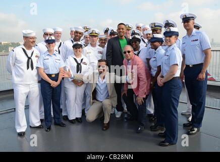 Will Smith, Josh Brolin, Barry Sonnenfeld, sur l'intrépide de la Fleet Week dehors et environ pour la célébrité CANDIDS - WED, , New York, NY 23 mai 2012. Photo par : Derek Storm/Everett Collection Banque D'Images