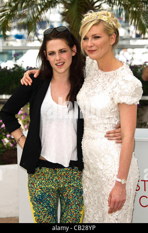 L-R : Kristen Stewart (actrice) et Kirsten Dunst (actrice) au photocall du film "Sur la route" 65ème Festival de Cannes 2012 Palais des Festivals, Cannes, France mercredi 23 mai 2012 Banque D'Images