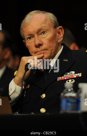 23 mai 2012 - Washington, District of Columbia, États-Unis - .Secret Service Réalisateur Mark Sullivan témoigne devant le comité du Sénat admet que les agents impliqués dans le scandale de prostitution en Colombie Ãƒâ€™n certains vraiment des âneries.Ãƒâ€œ..Le Secrétaire d'État américaine Hillary Clinton et le secrétaire à la défense, Banque D'Images