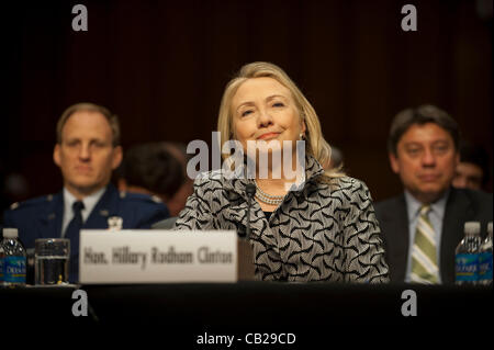 23 mai 2012 - Washington, District of Columbia, États-Unis - .Secret Service Réalisateur Mark Sullivan témoigne devant le comité du Sénat admet que les agents impliqués dans le scandale de prostitution en Colombie Ãƒâ€™n certains vraiment des âneries.Ãƒâ€œ..Le Secrétaire d'État américaine Hillary Clinton et le secrétaire à la défense, Banque D'Images