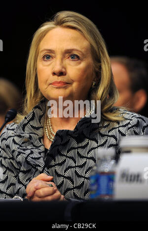 23 mai 2012 - Washington, District of Columbia, États-Unis - .Secret Service Réalisateur Mark Sullivan témoigne devant le comité du Sénat admet que les agents impliqués dans le scandale de prostitution en Colombie Ãƒâ€™n certains vraiment des âneries.Ãƒâ€œ..Le Secrétaire d'État américaine Hillary Clinton et le secrétaire à la défense, Banque D'Images