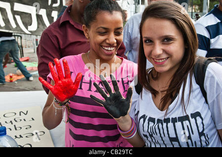 Deux jeunes femmes affichent leurs mains peintes avoir peint des signes dans la préparation d'une manifestation contre la discrimination raciale, près de la résidence du PM. Jérusalem, Israël. 23-mai-2012. Banque D'Images