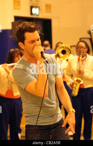 23 mai 2012 - New York, New York, États-Unis - Mentos Rocks fait don de 10 000 $ à la ville de New York tous les .High School Marching Band et une performance spéciale de Andy Grammer.Ã'Â© 2012 Crédit : Image(Â© Bruce Cotler/Photos/ZUMAPRESS.com) Globe Banque D'Images