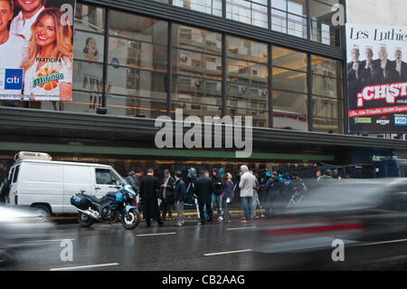 23 mai 2012 - Buenos Aires, Buenos Aires, Argentine - un jour après la découverte d'une bombe dans le théâtre Gran Rex, le lieu de la WOM Symposium de leadership, les droits de l'homme et les organisations de gauche protester contre la présence de l'ancien Président colombien Alvaro Uribe. Uribe est un des haut-parleurs Banque D'Images