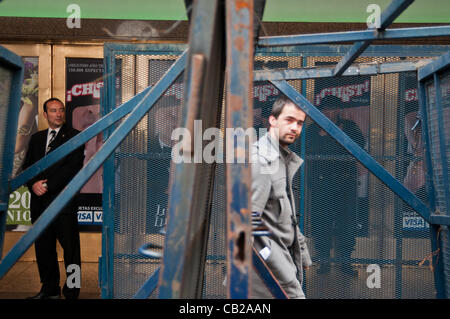 23 mai 2012 - Buenos Aires, Buenos Aires, Argentine - un jour après la découverte d'une bombe dans le théâtre Gran Rex, le lieu de la WOM Symposium de leadership, les droits de l'homme et les organisations de gauche protester contre la présence de l'ancien Président colombien Alvaro Uribe. Uribe est un des haut-parleurs Banque D'Images