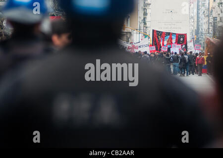 23 mai 2012 - Buenos Aires, Buenos Aires, Argentine - un jour après la découverte d'une bombe dans le théâtre Gran Rex, le lieu de la WOM Symposium de leadership, les droits de l'homme et les organisations de gauche protester contre la présence de l'ancien Président colombien Alvaro Uribe. Uribe est un des haut-parleurs Banque D'Images