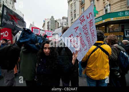 23 mai 2012 - Buenos Aires, Buenos Aires, Argentine - un jour après la découverte d'une bombe dans le théâtre Gran Rex, le lieu de la WOM Symposium de leadership, les droits de l'homme et les organisations de gauche protester contre la présence de l'ancien Président colombien Alvaro Uribe. Uribe est un des haut-parleurs Banque D'Images