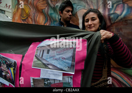 23 mai 2012 - Buenos Aires, Buenos Aires, Argentine - un jour après la découverte d'une bombe dans le théâtre Gran Rex, le lieu de la WOM Symposium de leadership, les droits de l'homme et les organisations de gauche protester contre la présence de l'ancien Président colombien Alvaro Uribe. Uribe est un des haut-parleurs Banque D'Images