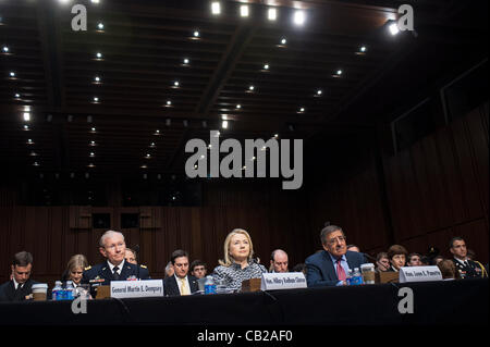 23 mai 2012 - Washington, District of Columbia, États-Unis - Le président des chefs d'état-major Martin Dempsey, Secrétaire d'État américaine Hillary Clinton et le secrétaire à la défense, Leon Panetta, témoigner devant la Commission des relations étrangères du Sénat sur la colline du Capitole à la ratification du centre droit de la mer Banque D'Images