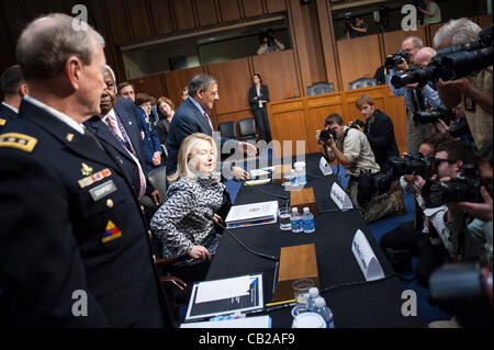 23 mai 2012 - Washington, District of Columbia, États-Unis - Le président des chefs d'état-major Martin Dempsey, Secrétaire d'État américaine Hillary Clinton et le secrétaire à la défense, Leon Panetta, témoigner devant la Commission des relations étrangères du Sénat sur la colline du Capitole à la ratification du centre droit de la mer Banque D'Images