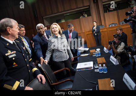 23 mai 2012 - Washington, District of Columbia, États-Unis - Le président des chefs d'état-major Martin Dempsey, Secrétaire d'État américaine Hillary Clinton et le secrétaire à la défense, Leon Panetta, témoigner devant la Commission des relations étrangères du Sénat sur la colline du Capitole à la ratification du centre droit de la mer Banque D'Images