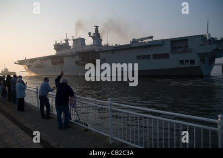 L'usure de la rivière, au Royaume-Uni. 24 mai, 2012. Le HMS Ocean entre dans la rivière l'usure pour une visite à sa ville d'adoption de Sunderland. Pendant les Jeux Olympiques de Londres, elle jouera un rôle central dans le soutien à la sécurité. © Colin Edwards / Alamy Live News Banque D'Images