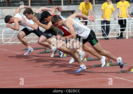 Yalta, Ukraine - le 24 mai : les athlètes au début de l'athlétisme international rencontrez l'UKRAINE - TURQUIE - Belarus le 24 mai 2012 à Yalta, Ukraine. Banque D'Images