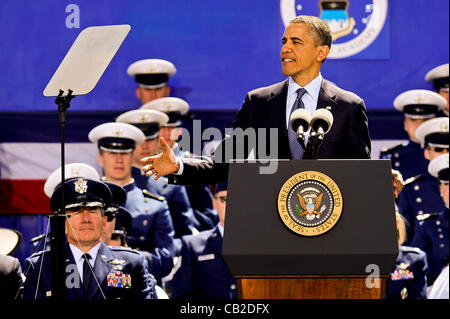 Le président Barack Obama offre l'ouverture Discours à l'Air Force Academy Promotion de 2012 à Falcon Stadium le 23 mai 2012 à Colorado Springs, Colorado. Obama a dit aux élèves qu'ils sont la première classe en près de 10 ans d'obtenir leur diplôme dans un monde qui n'a pas d'Oussama ben Laden, pas de guerre en Irak et Banque D'Images