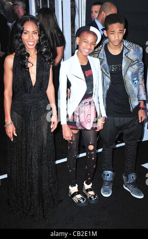 Jada Pinkett Smith, Willow Smith, Jaden Smith aux arrivées POUR LES HOMMES EN NOIR 3 Premiere, le Ziegfeld Theatre, New York, NY 23 mai 2012. Photo par : Gregorio T. Binuya/Everett Collection Banque D'Images