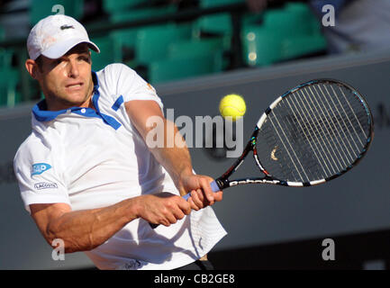 24.05.2012. Dusseldorf, Allemagne. Joueur de tennis américain Andy Roddick renvoie la balle lors du match contre Soeda du Japon à la Coupe du Monde par équipe de tennis entre USA et Japon à Rochusclub à Duesseldorf, Allemagne, 24 mai 2012. Banque D'Images