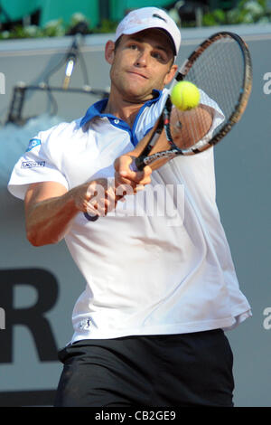 24.05.2012. Dusseldorf, Allemagne. Joueur de tennis américain Andy Roddick renvoie la balle lors du match contre Soeda du Japon à la Coupe du Monde par équipe de tennis entre USA et Japon à Rochusclub à Duesseldorf, Allemagne, 24 mai 2012. Banque D'Images