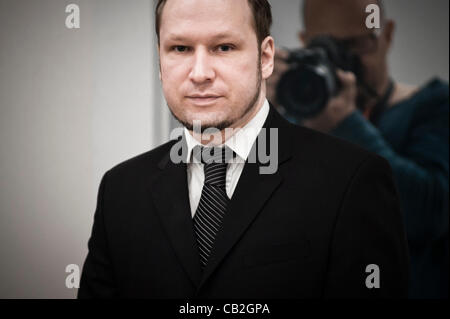 Oslo, Norvège. 24/05/2012. Terroriste norvégien d'extrême droite et Anders Behring Breivik comparaît devant le tribunal au cours de ses dix semaines dans le palais d'Oslo. Banque D'Images