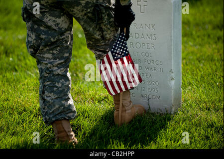 24 mai 2012 - Arlington, Virginie, États-Unis - des membres du 3e Régiment d'infanterie, connu sous le nom de la vieille garde, placer des drapeaux américains devant les pierres tombales et les niches des militaires inhumés au cimetière national d'Arlington, à l'avance du week-end du Memorial Day. La tradition, connu comme ''drapeaux en,'' est effectuée Banque D'Images