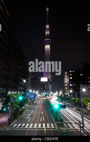 Jeudi 24 mai 2012, Asakusa, Tokyo Skytree Japon -a deux styles d'éclairage, le concept de la conception est basée sur l'esthétique japonaise 'Miyabi' en violet et bleu 'Iki'. La tour est ouverte au public le 22 mai 2012 et à 634m est le 2ème bâtiment le plus haut du monde et la plus haute tour du monde. Banque D'Images