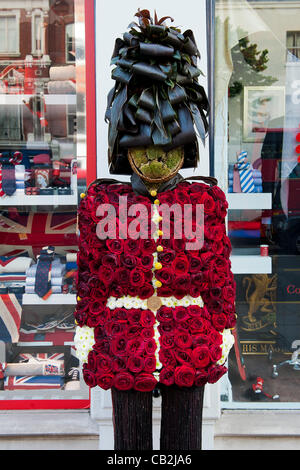 Une fleur Guardsman célèbre le Chelsea Flower Show à l'extérieur de la boutique Hackett dans Sloane Street, Londres, Royaume-Uni, 24 mai 2012. Banque D'Images