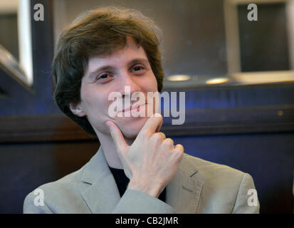 Le pianiste polonais Rafal Blechacz au cours de la conférence de presse à Prague, en République tchèque, qui a eu lieu à la 67e Festival international de musique le Printemps de Prague le 24 mai 2012. (Photo/CTK Michal Dolezal) Banque D'Images