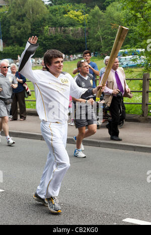 Sean Lewis 16 ans de Llanbradach carryng la flamme pendant le relais de la flamme pour les Jeux Olympiques 2012 à Abergavenny, au Pays de Galles, Royaume-Uni le vendredi 25 mai 2012 Banque D'Images