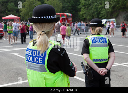 Regarder les gens de police féminins lors d'un événement à Abergavenny, Pays de Galles, Royaume-Uni Banque D'Images