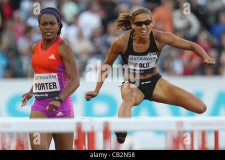 Les athlètes Tiffany Porter (GBR, à gauche) et Lolo Jones (USA) en photo pendant la Golden Spike réunion d'athlétisme d'Ostrava, République tchèque le 25 mai 2012. (Photo/CTK Petr Sznapka) Banque D'Images